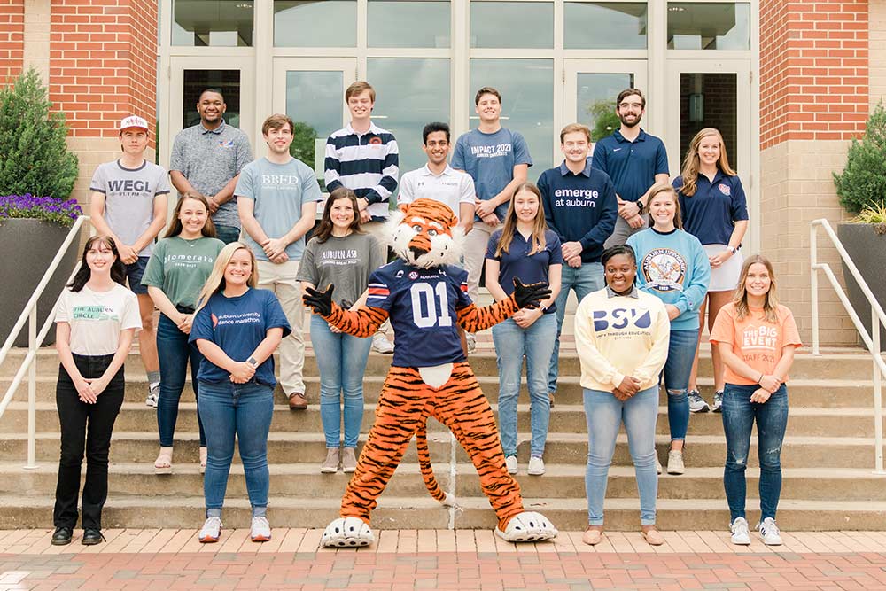 Aubie with students outside the student center