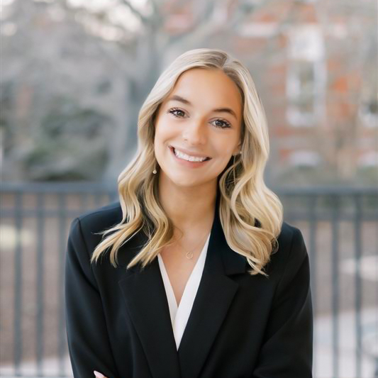 Mia Kravis headshot