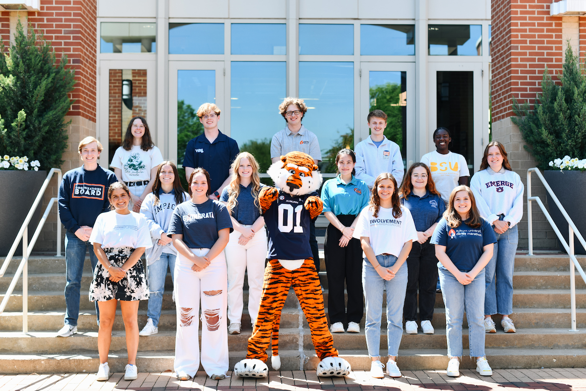 Group of students posing for a photo with Aubie on the steps