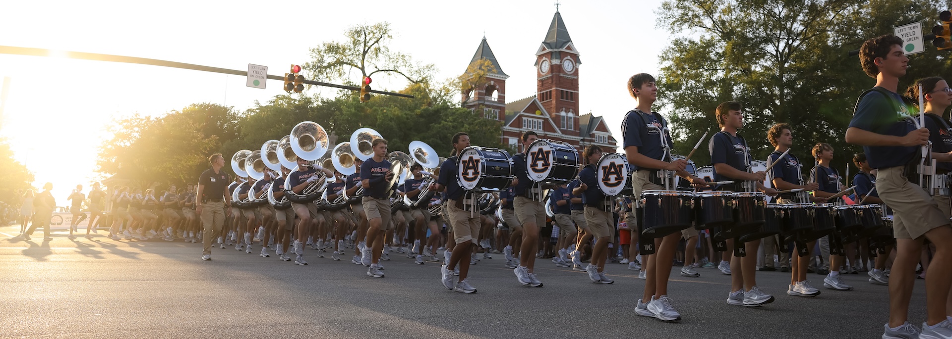 the aumb marching in the 2025 Auburn Homecoming parade