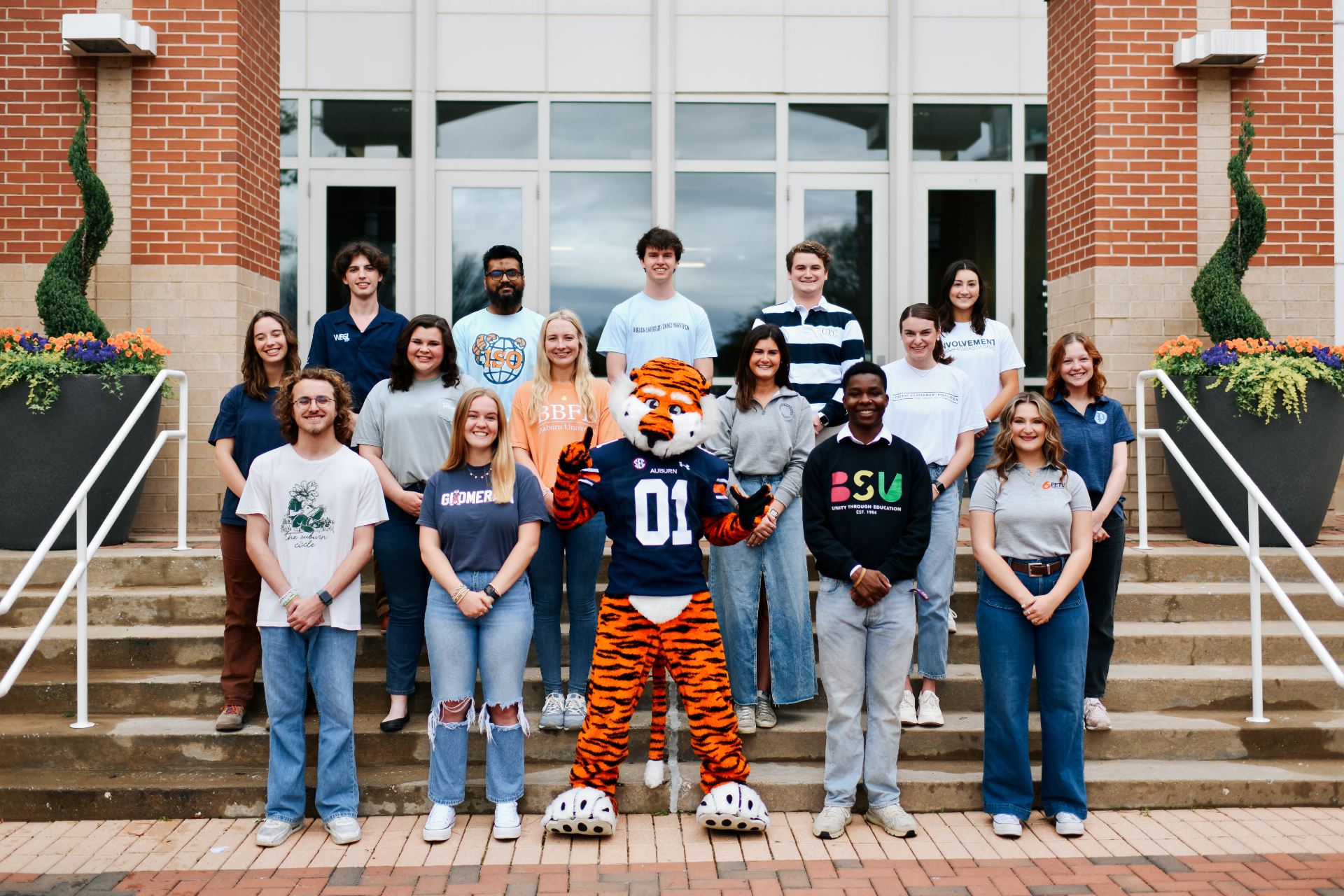 Student leaders posing with Aubie on stpes